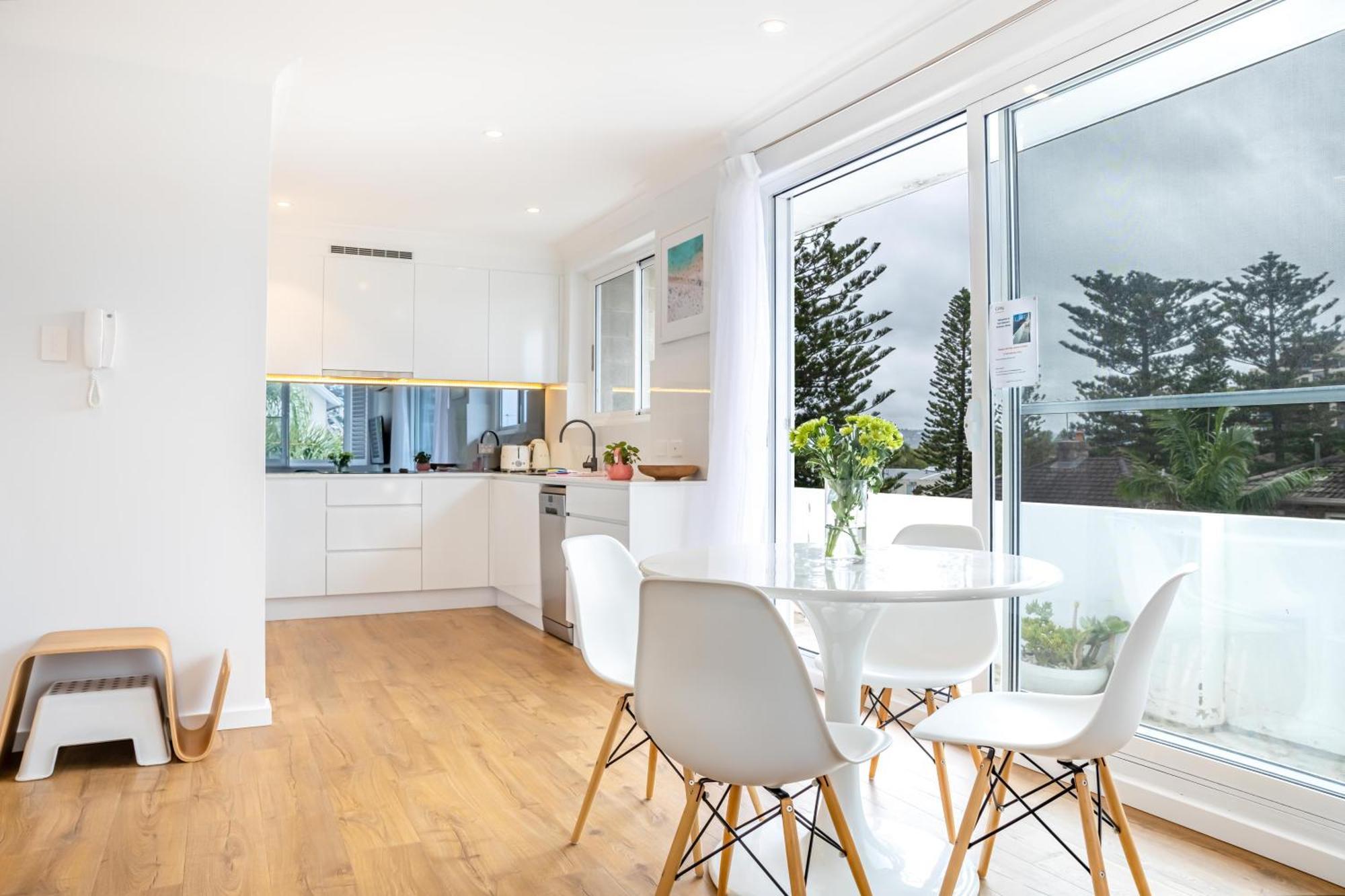 Chic Apartment Footsteps From Manly Beach سيدني الغرفة الصورة