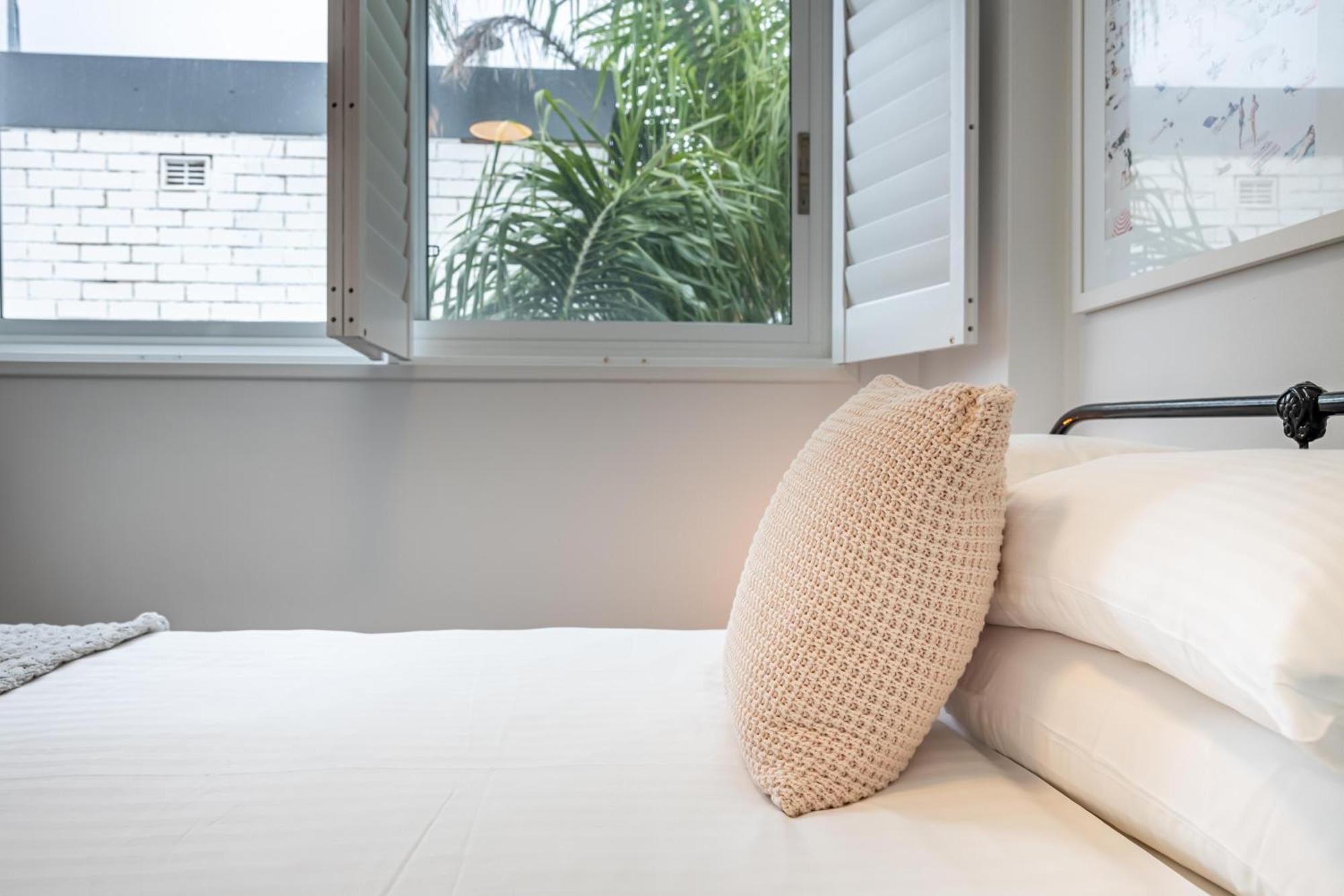 Chic Apartment Footsteps From Manly Beach سيدني الغرفة الصورة