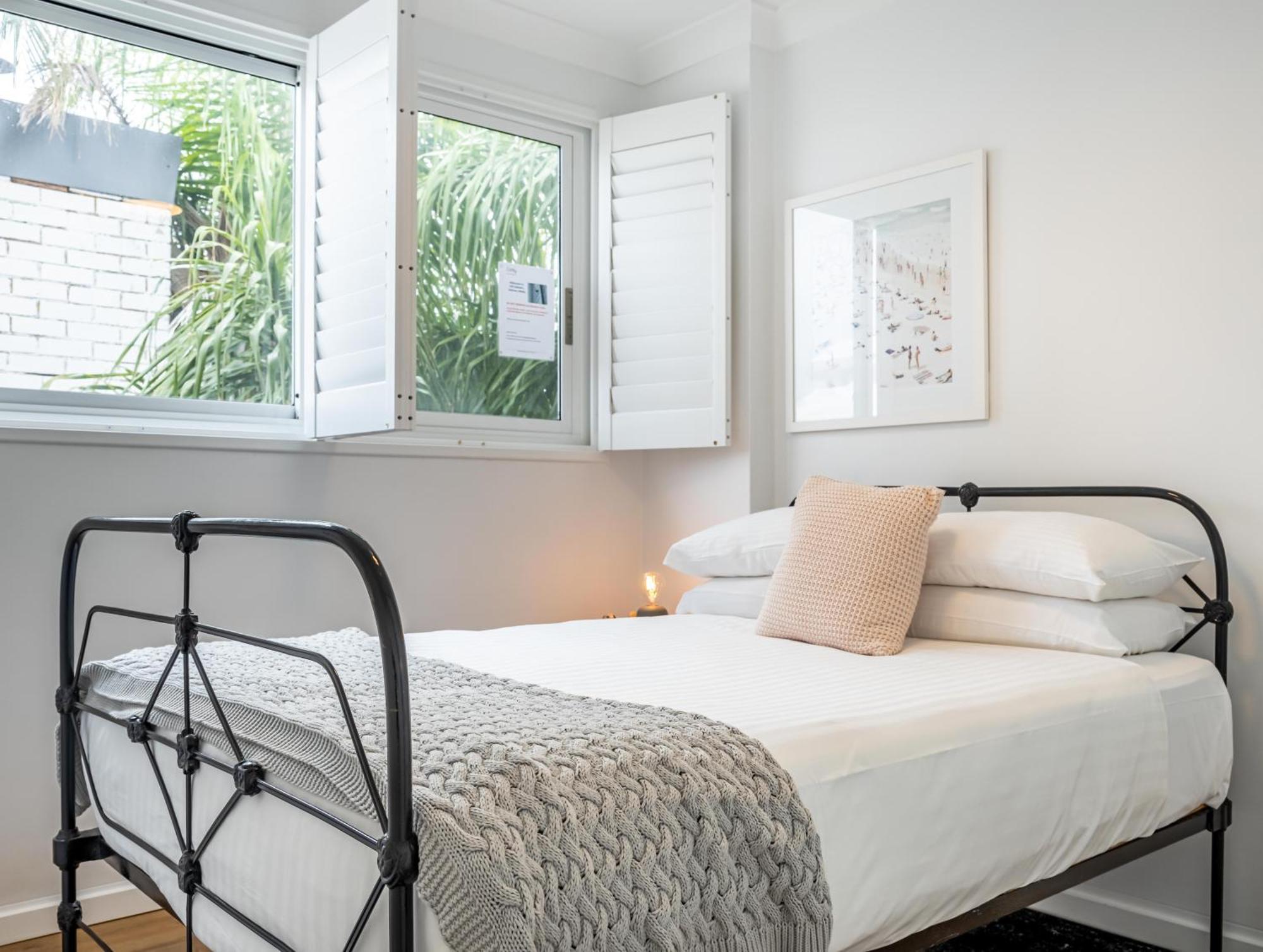 Chic Apartment Footsteps From Manly Beach سيدني الغرفة الصورة